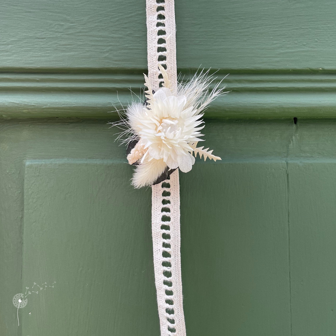 Bracelet en tissu avec fleurs séchées